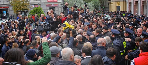 Акция протеста оппозиции у здания тбилисского сакребуло - Sputnik Грузия