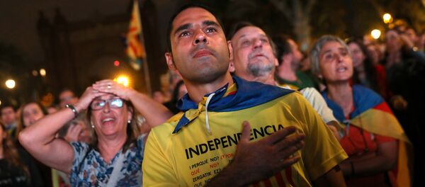 Жители Барселоны слушают речь Карлеса Пучдемона во время заседания регионального парламента Каталонии - Sputnik Грузия