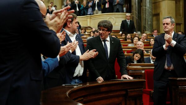 Депутаты регионального парламента Каталонии аплодируют президенту Карлесу Пучдемону после его выступления - Sputnik Грузия