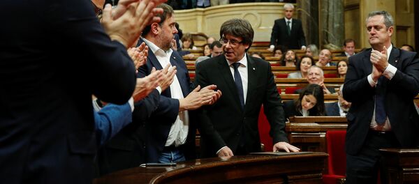 Депутаты регионального парламента Каталонии аплодируют президенту Карлесу Пучдемону после его выступления - Sputnik Грузия