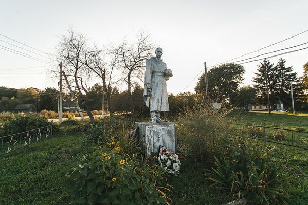 Памятник героям, павшим в годы Великой Отечественной войны, в селе Архангельское - Sputnik Грузия