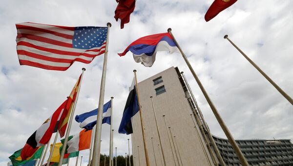 Флаг США перед штаб-квартирой ЮНЕСКО в Париже - Sputnik Грузия