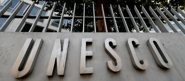 Лого ЮНЕСКО перед штаб-квартирой организации в Париже Лого ЮНЕСКО перед штаб-квартирой организации в Париже - Sputnik Грузия