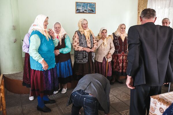 Мужчины, родcтвенники и друзья Василия Елецкого, на коленях благодарили певчих после обряда - Sputnik Грузия
