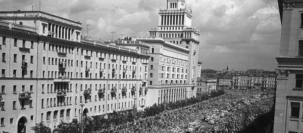 Москва впервые приняла VI фестиваль в 1957 году.  Делегаты VI Всемирного фестиваля молодежи и студентов отправляются на Центральный стадион имени В.И. Ленина, который был открыт специально к ВФМС - Sputnik Грузия