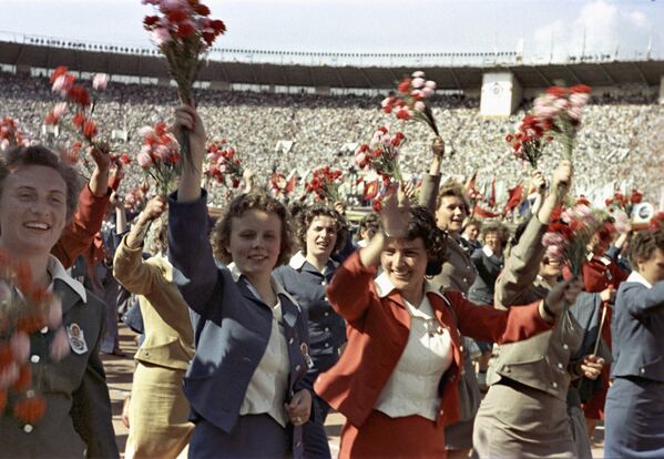 Открытие VI Всемирного Фестиваля молодежи и студентов на стадионе Лужники 28 июля 1957 года - Sputnik Грузия