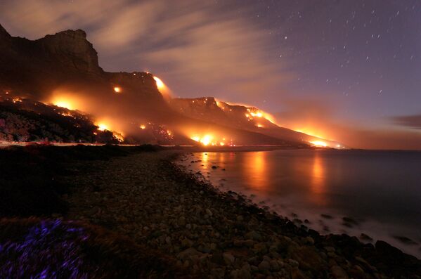 Огромные территории оказались охвачены лесным пожаром у Кейптауна, Южная Африка - Sputnik Грузия