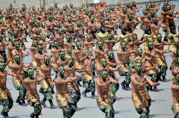 Индонезийские солдаты демонстрируют свои боевые навыки в порту Баранг Инда Кьят во время военного парада - Sputnik Грузия