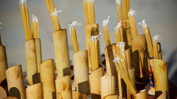 Торговля церковными свечами у храма Светицховели Торговля церковными свечами у храма Светицховели - Sputnik Грузия