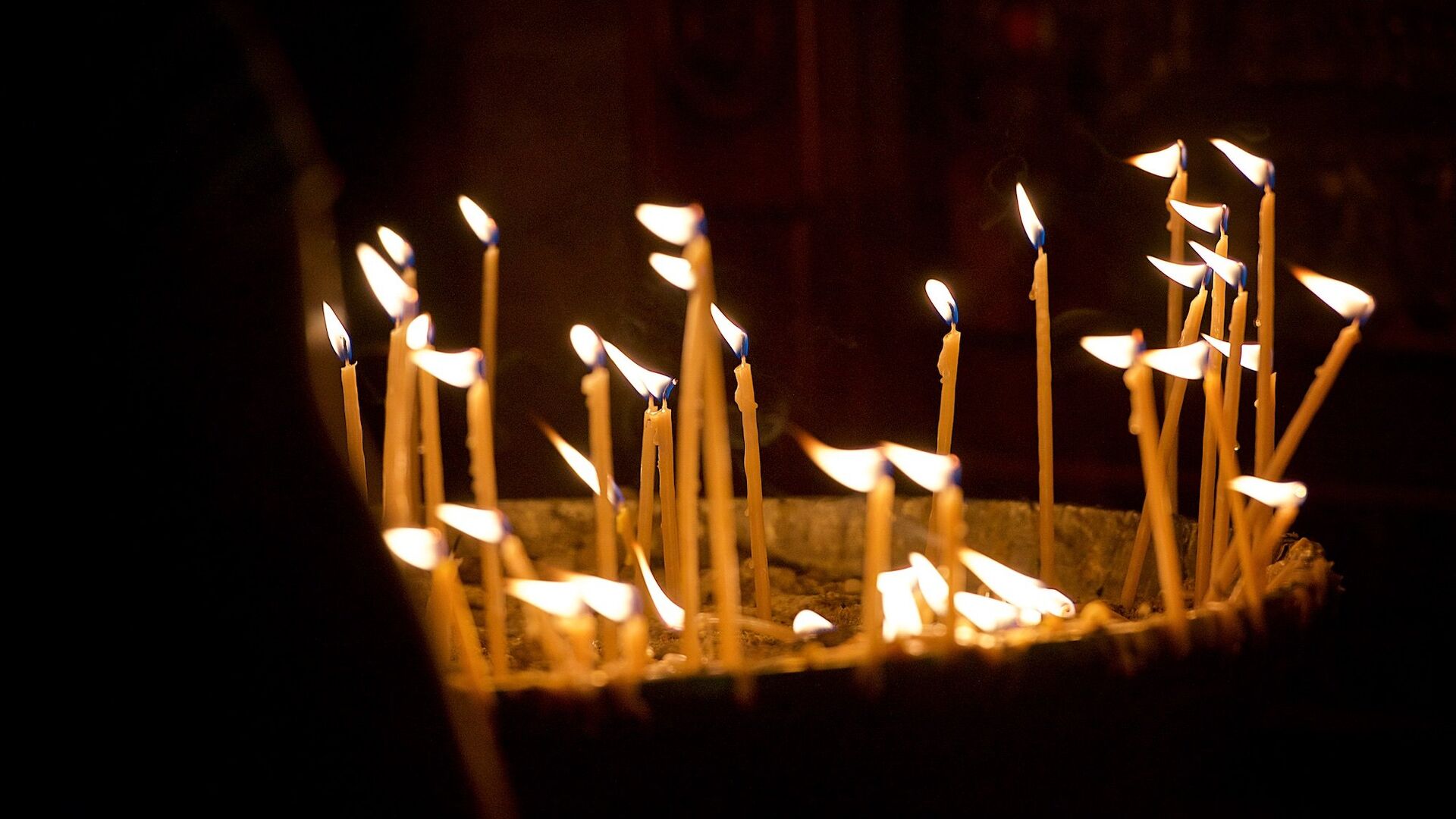 Горящие свечи в храме Светицховели - Sputnik Грузия, 1920, 27.08.2021