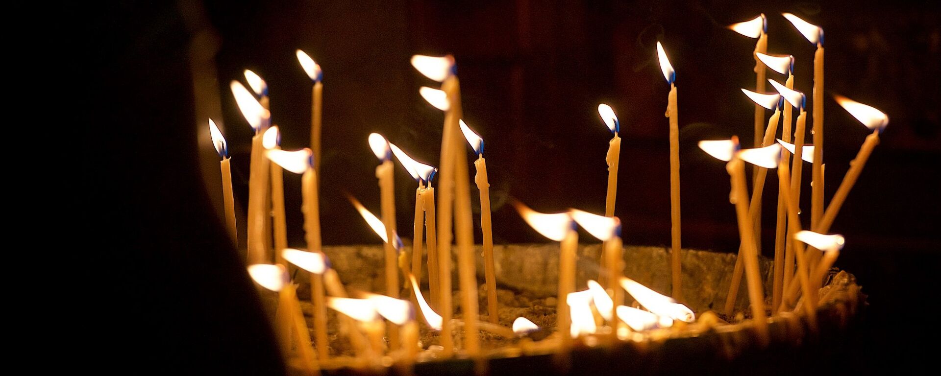 Горящие свечи в храме Светицховели - Sputnik Грузия, 1920, 17.05.2021