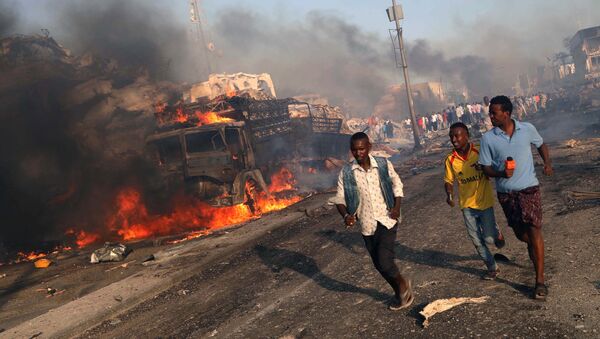 Люди бегут от места взрыва на улице КМ4 в Могадишо, Сомали - Sputnik Грузия