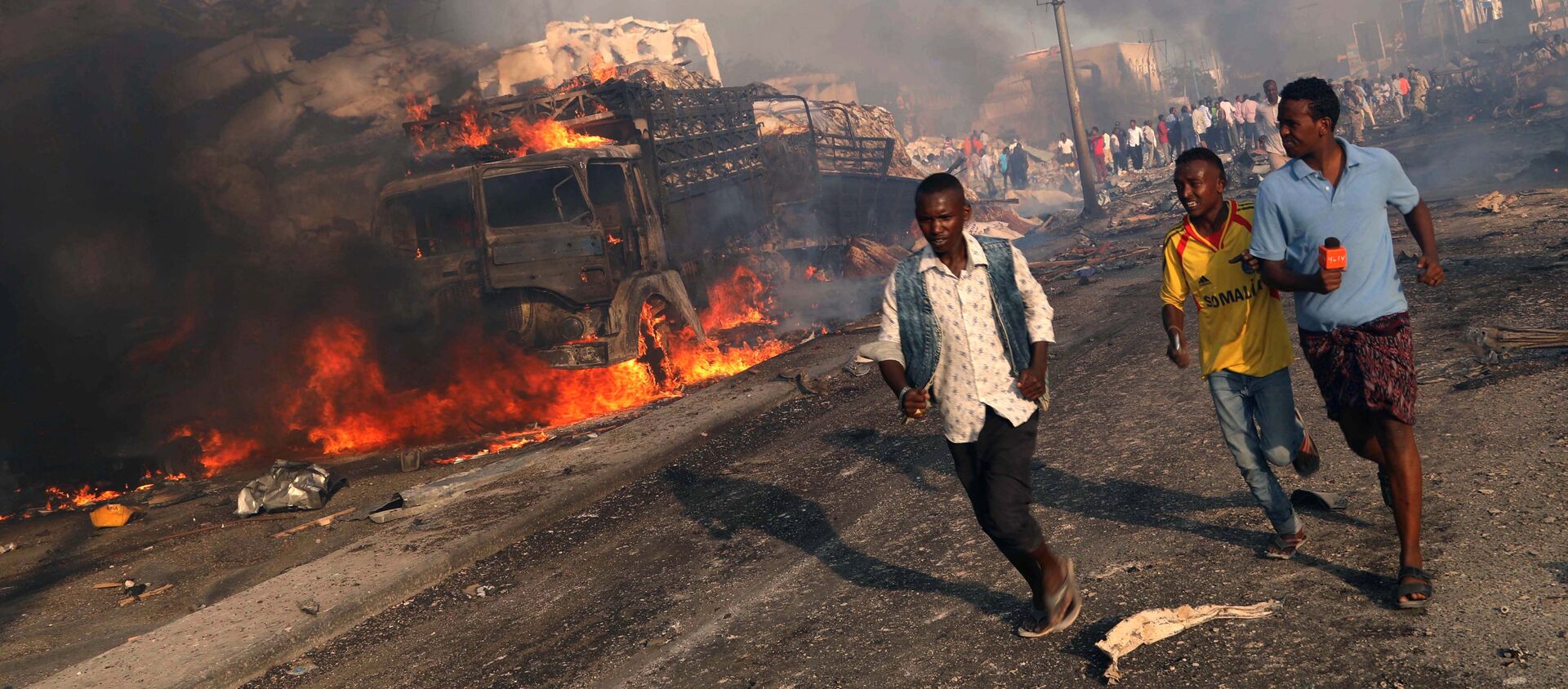 Люди бегут от места взрыва на улице КМ4 в Могадишо, Сомали - Sputnik Грузия, 1920, 15.06.2019