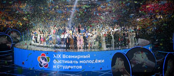 Театрализованное представление на церемонии открытия XIX Всемирного фестиваля молодежи и студентов (ВФМС) в Ледовом дворце Большой в Сочи Театрализованное представление на церемонии открытия XIX Всемирного фестиваля молодежи и студентов (ВФМС) в Ледовом дворце Большой в Сочи - Sputnik Грузия