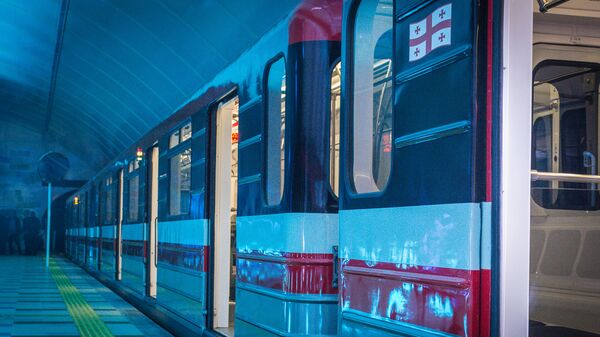 Вагон поезда метро Тбилиси на станции Государственный университет - Sputnik Грузия