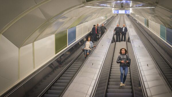 Эскалатор на новой станции метро в Тбилиси Государственный университет - Sputnik Грузия