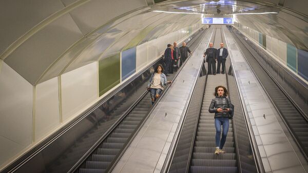 Эскалаторы для выхода из метро Тбилиси на станции Государственный университет - Sputnik Грузия