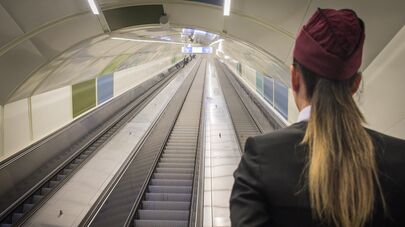 Эскалаторы для выхода из метро Тбилиси на станции "Государственный университет"