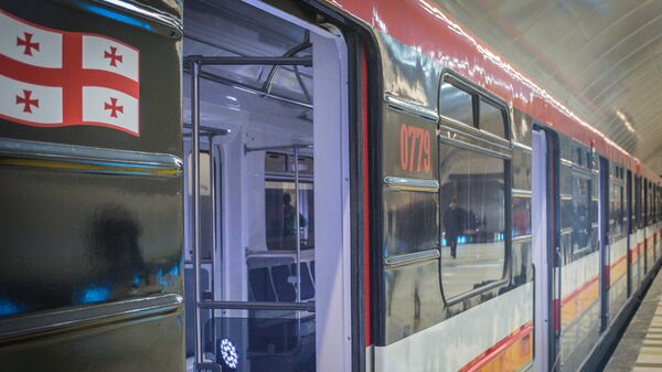Вагон поезда метро Тбилиси на станции Государственный университет - Sputnik Грузия