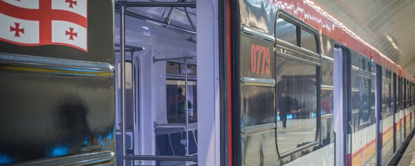 Вагон поезда метро Тбилиси на станции Государственный университет - Sputnik Грузия