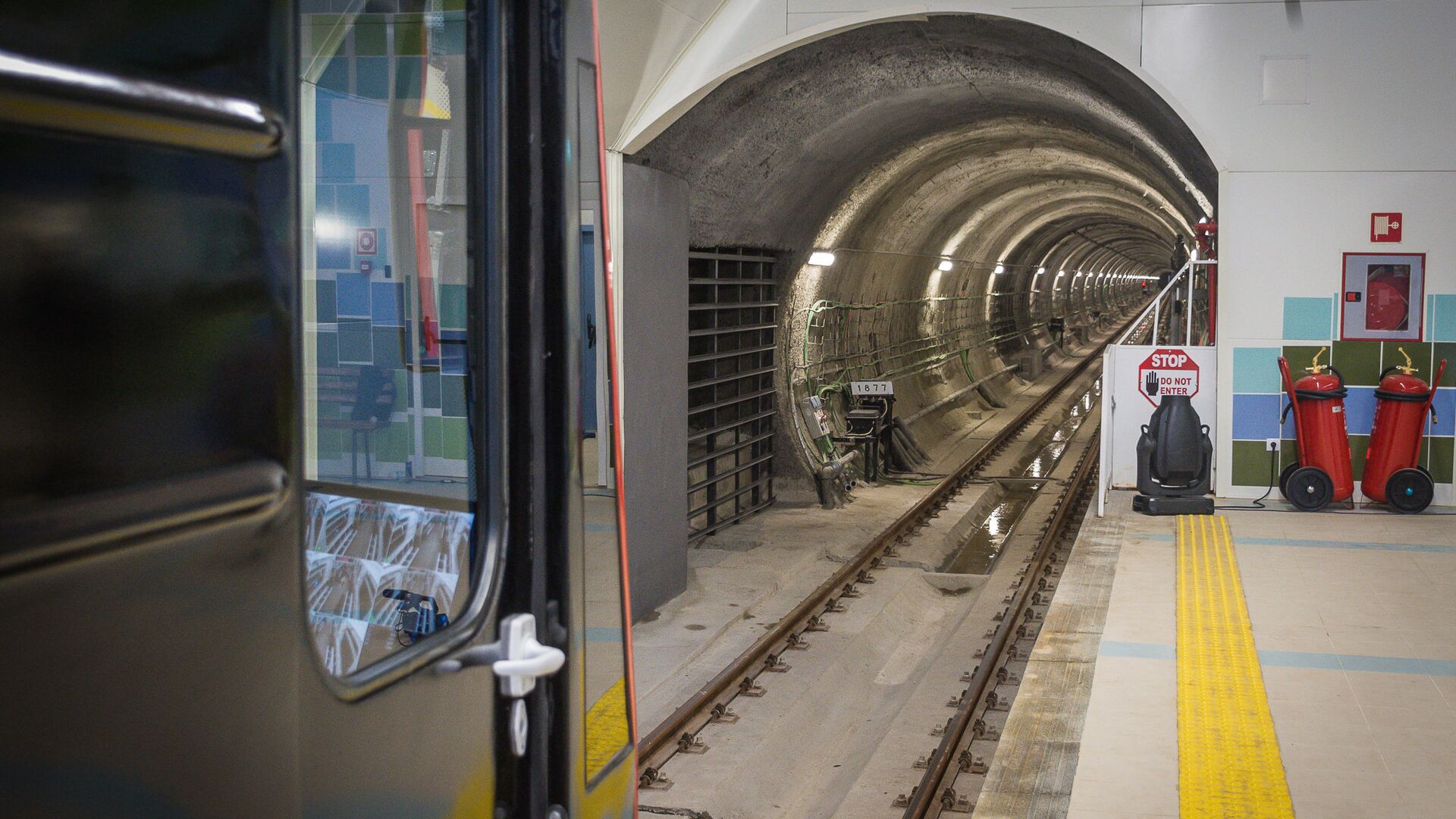 Поезд заезжает в тоннель на станции метро Тбилиси Государственный университет - Sputnik Грузия, 1920, 12.04.2022