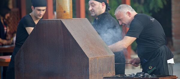 Повара готовят шашлык в ресторане в городе Мцхета - Sputnik Грузия