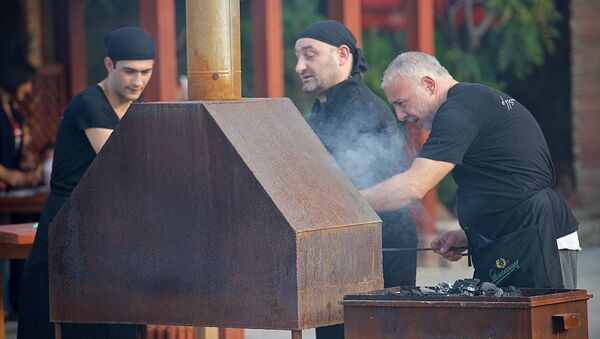 Повара готовят шашлык в ресторане в городе Мцхета - Sputnik Грузия