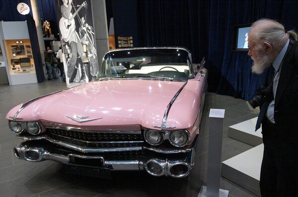 Фотограф смотрит на кадиллак Элвиса Пресли во время выставки, посвященной Элвису, в Бонне Фотограф смотрит на кадиллак Элвиса Пресли во время выставки, посвященной Элвису, в Бонне - Sputnik Грузия