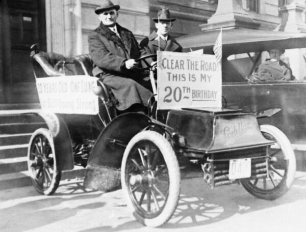 Мэр Ф. Салливан из Вустера, штат Массачусетс, управляет одноциллиндровым кадиллаком в свой день рождения в 1923 году Мэр Ф. Салливан из Вустера, штат Массачусетс, управляет одноциллиндровым кадиллаком в свой день рождения в 1923 году - Sputnik Грузия