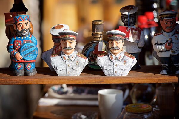 Бутылочки для грузинской чачи в виде фигурок Сталина - тоже дань туристической моде. Во Мцхета в сувенирных лавках также встречаются вещи с советской символикой. Как говорят продавцы, основные клиенты на такой товар - туристы из стран Ближнего Востока и стран Азии - Sputnik Грузия