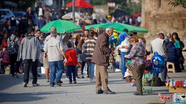 Продажа сувениров, украшений и церковных свечей у входа в храм Светицховели во Мцхета - Sputnik Грузия