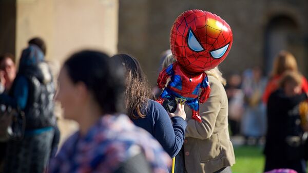 Женщина держит в руках детский надувной шар в виде Человека-паука у храма Светицховели - Sputnik საქართველო