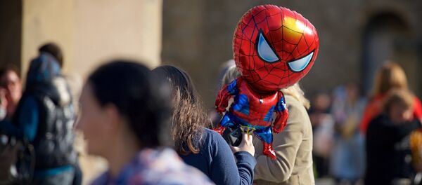 Женщина держит в руках детский надувной шар в виде Человека-паука у храма Светицховели Женщина держит в руках детский надувной шар в виде Человека-паука у храма Светицховели - Sputnik საქართველო