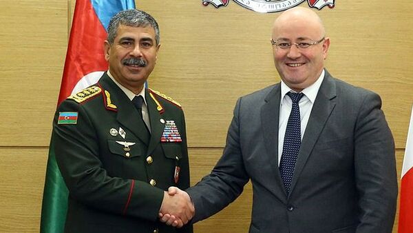 Министр обороны Грузии Леван Изория со своим азербайджанским коллегой Закиром Гасановым - Sputnik Грузия