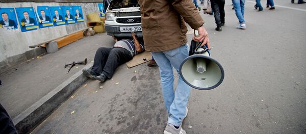 Участник шествия оппозиции идет по улице с мегафоном - Sputnik Грузия