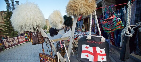 Шапки, сумки и другие грузинские сувениры продаются на прилавках сувенирных магазинов в городе Мцхета - Sputnik Грузия
