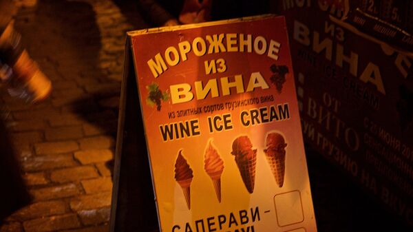 Табличка с объявлением о продаже мороженного из вина - Sputnik Грузия