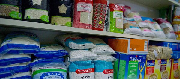 Полки с товарами в продуктовом магазине - Sputnik Грузия
