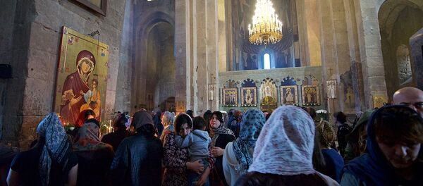 Верующие в храме Светицховели Верующие в храме Светицховели - Sputnik Грузия