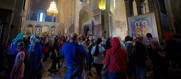 Верующие в храме Светицховели - Sputnik Грузия