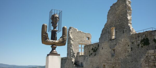 მარკიზ დე სადის ბიუსტი მისივე სასახლის გვერდით - Sputnik საქართველო