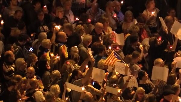 Тысячи человек в Барселоне вышли на митинг со свечами - Sputnik Грузия