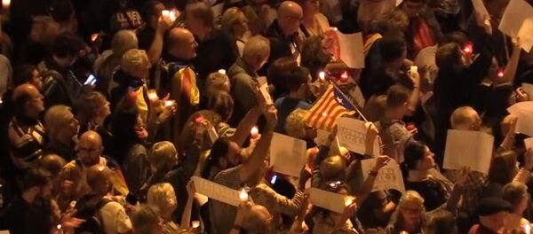 Тысячи человек в Барселоне вышли на митинг со свечами - Sputnik Грузия