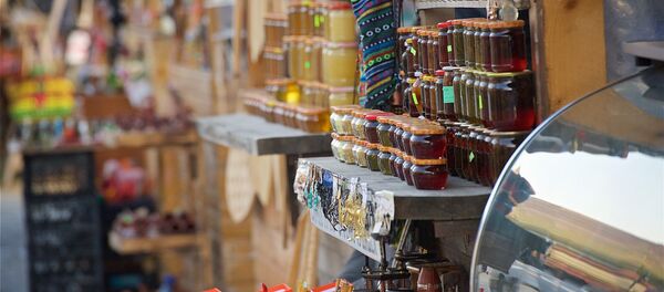 Прилавок сувенирной лавки с грузинскими сладостями, медом и вареньем в городе Мцхета - Sputnik Грузия