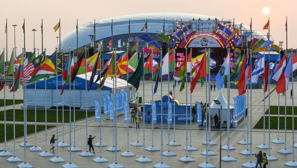 Флаги стран участниц XIX Всемирного фестиваля молодежи и студентов в Олимпийском парке в Сочи - Sputnik Грузия
