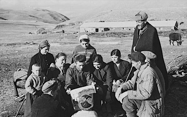Жители села читают газету. Фото Ираклия Зенько - Sputnik Грузия