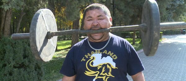 Силач из Кыргызстана заколачивает гвозди лбом и поднимает гантелю зубами - Sputnik Грузия