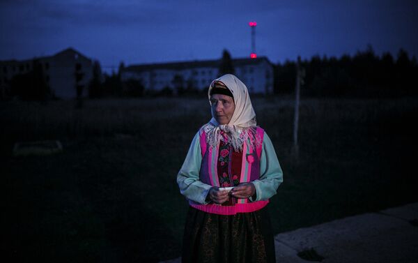 Как же так? – расстроенная Любовь Игнатьевна стоит на неосвещенной улице в традиционном платье. – Вроде вчера обещали прийти - Sputnik Грузия