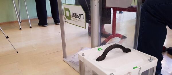 საარჩევნო ყუთი ერთ-ერთ უბანზე საარჩევნო ყუთი ერთ-ერთ უბანზე - Sputnik საქართველო