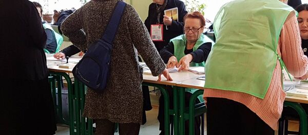 Голосование на одном из участков в Тбилиси Голосование на одном из участков в Тбилиси - Sputnik Грузия